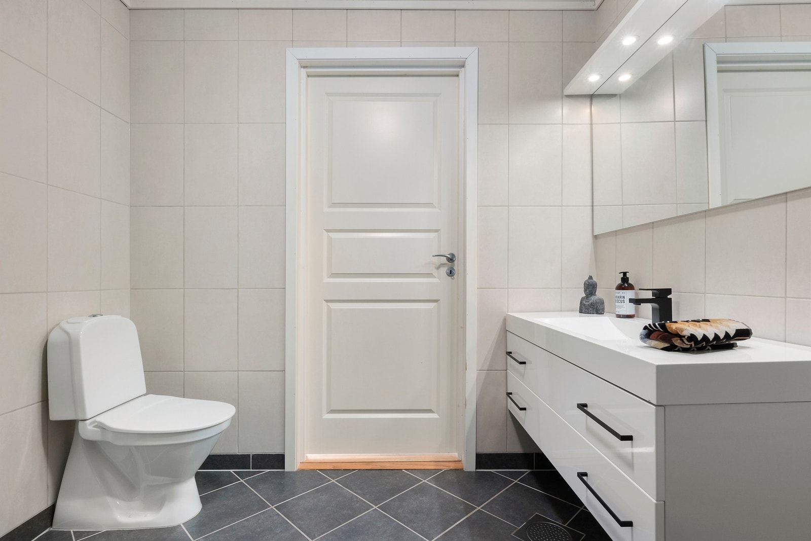 Innredning med god plass til velværeprodukter. Galleribilde