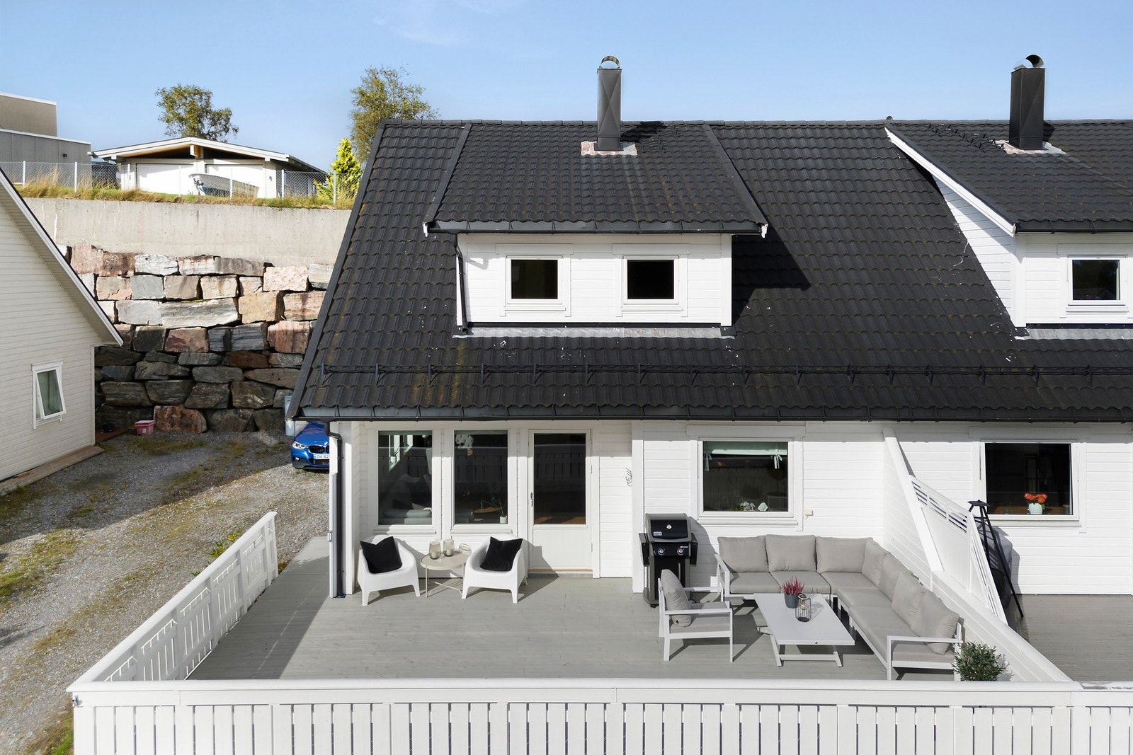 Fra stuen er det utgang til stor terrasse. Galleribilde