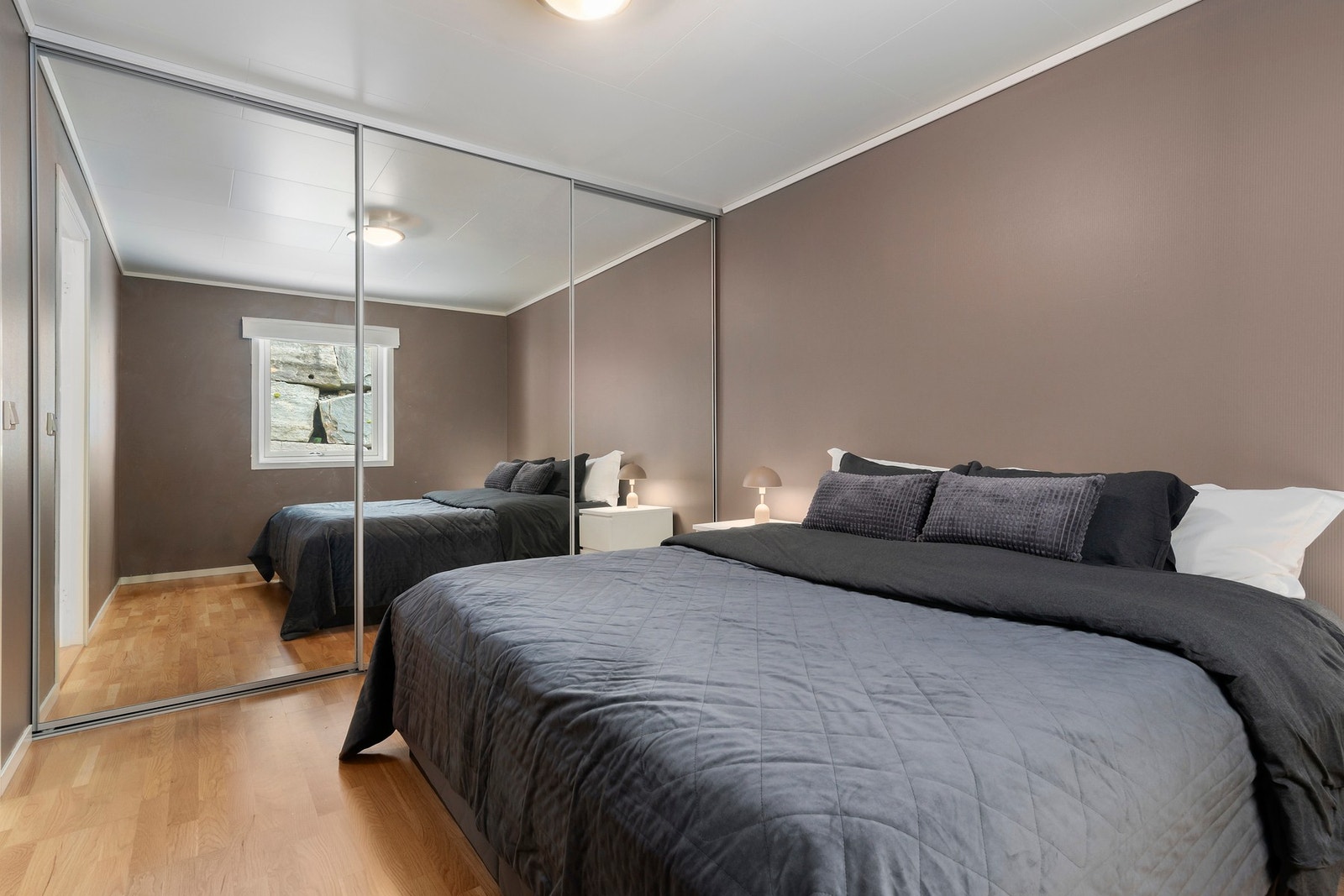 Soverom1 ligger i hovedplanet og er utstyrt med stor skyvedørsgarderobe. Galleribilde