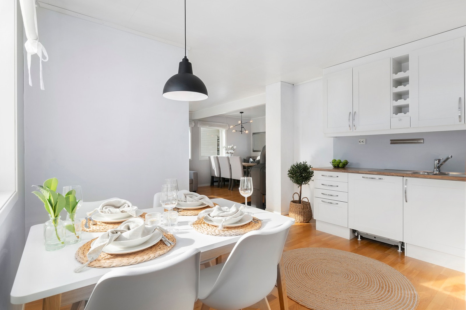 En halvveis åpen stue-/kjøkkenløsning skaper en sosial sone. Galleribilde