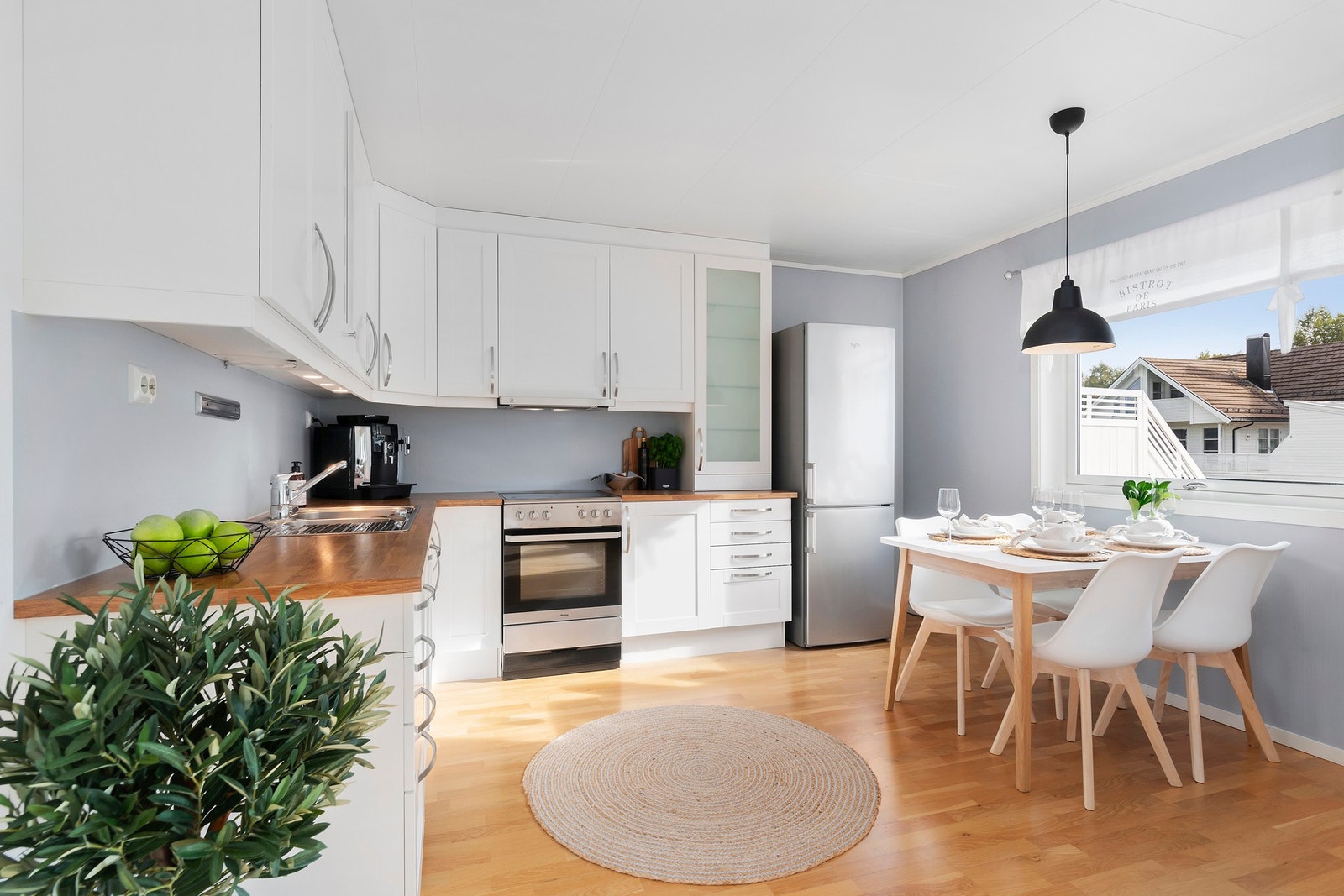 Kjøkkenet oppleves svært romslig. . Galleribilde