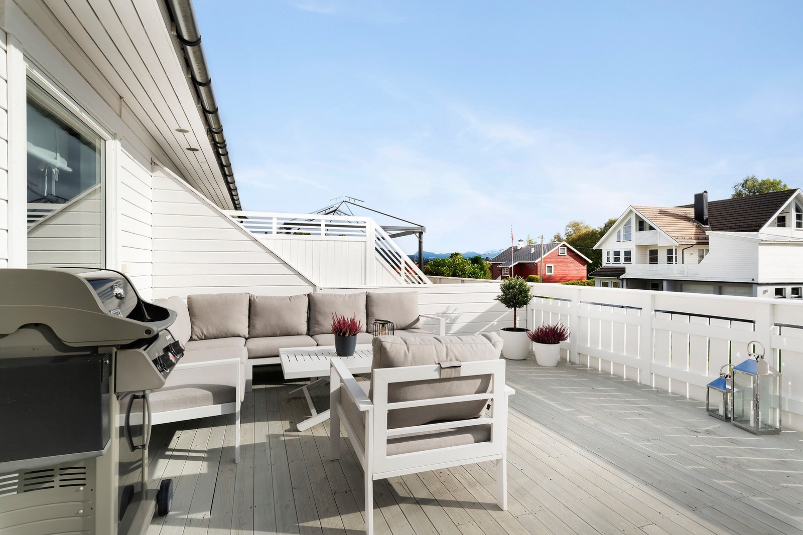 Det er flere møbleringssoner for utemøblement og lekeapparat på terrassen. Galleribilde