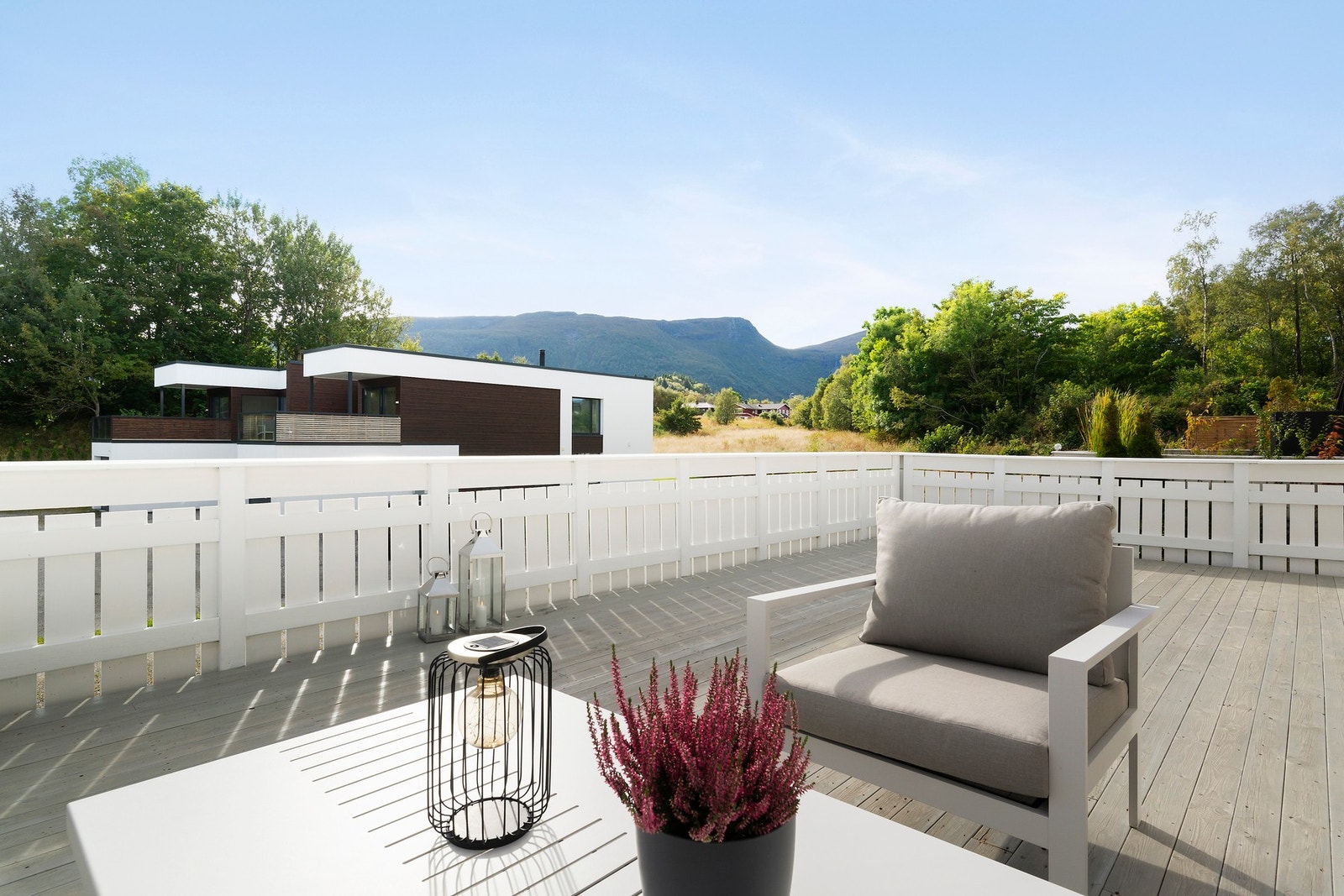 Fra terrassen er det åpen utsikt. Galleribilde