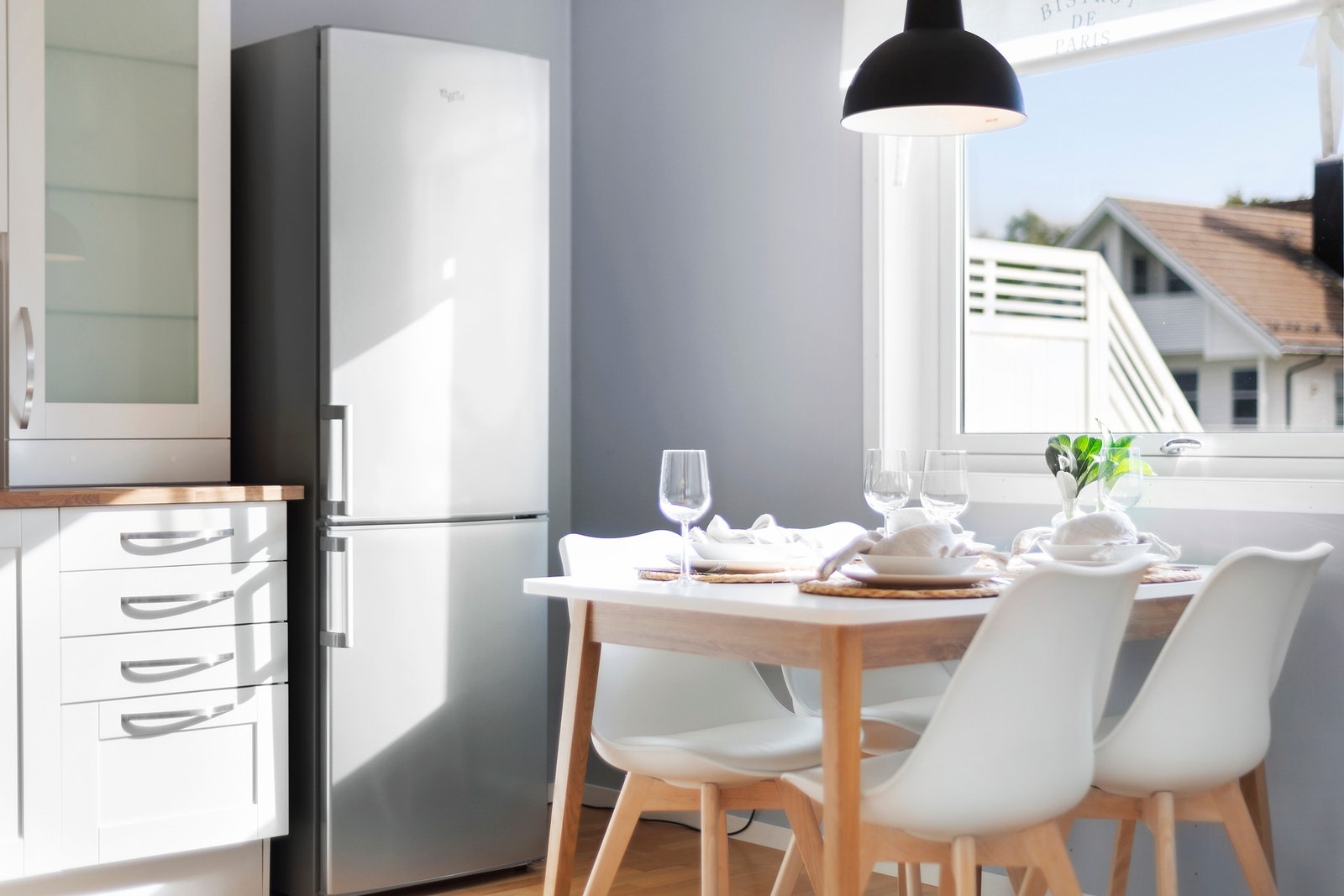 I tillegg til stor spiseavdeling på stuen er det rom for spiseavdeling på kjøkkenet. Galleribilde