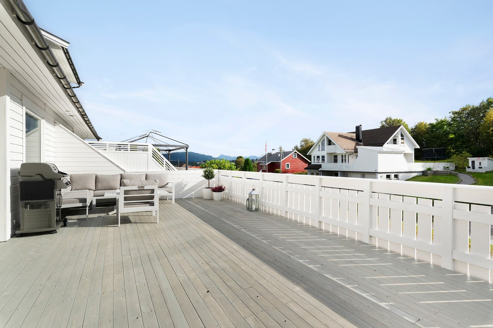 Terrassen er sydvendt og byr på gode solforhold. Galleribilde