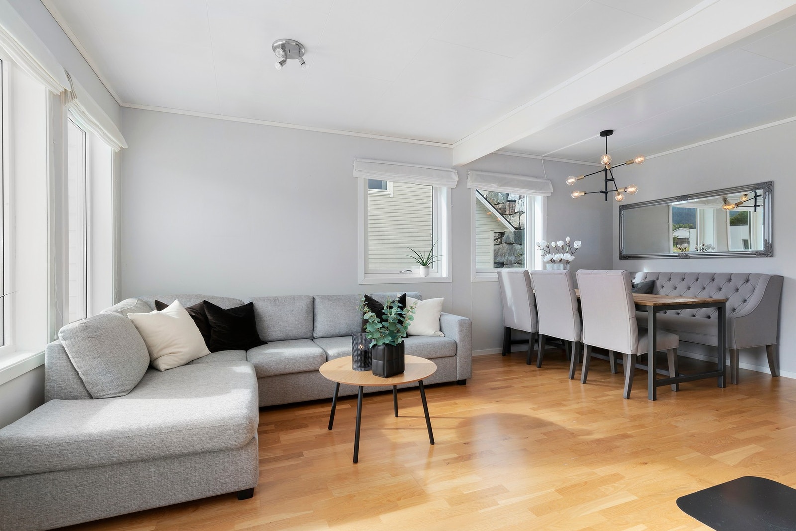 Lys og trivelig stue. Galleribilde