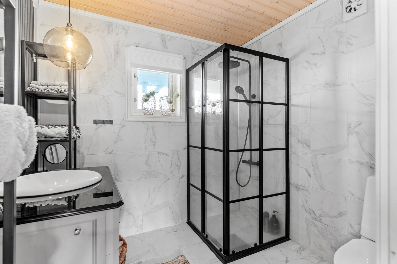 Behagelig og delikat bad på 4,5 kvm med gulvvarme. Galleribilde