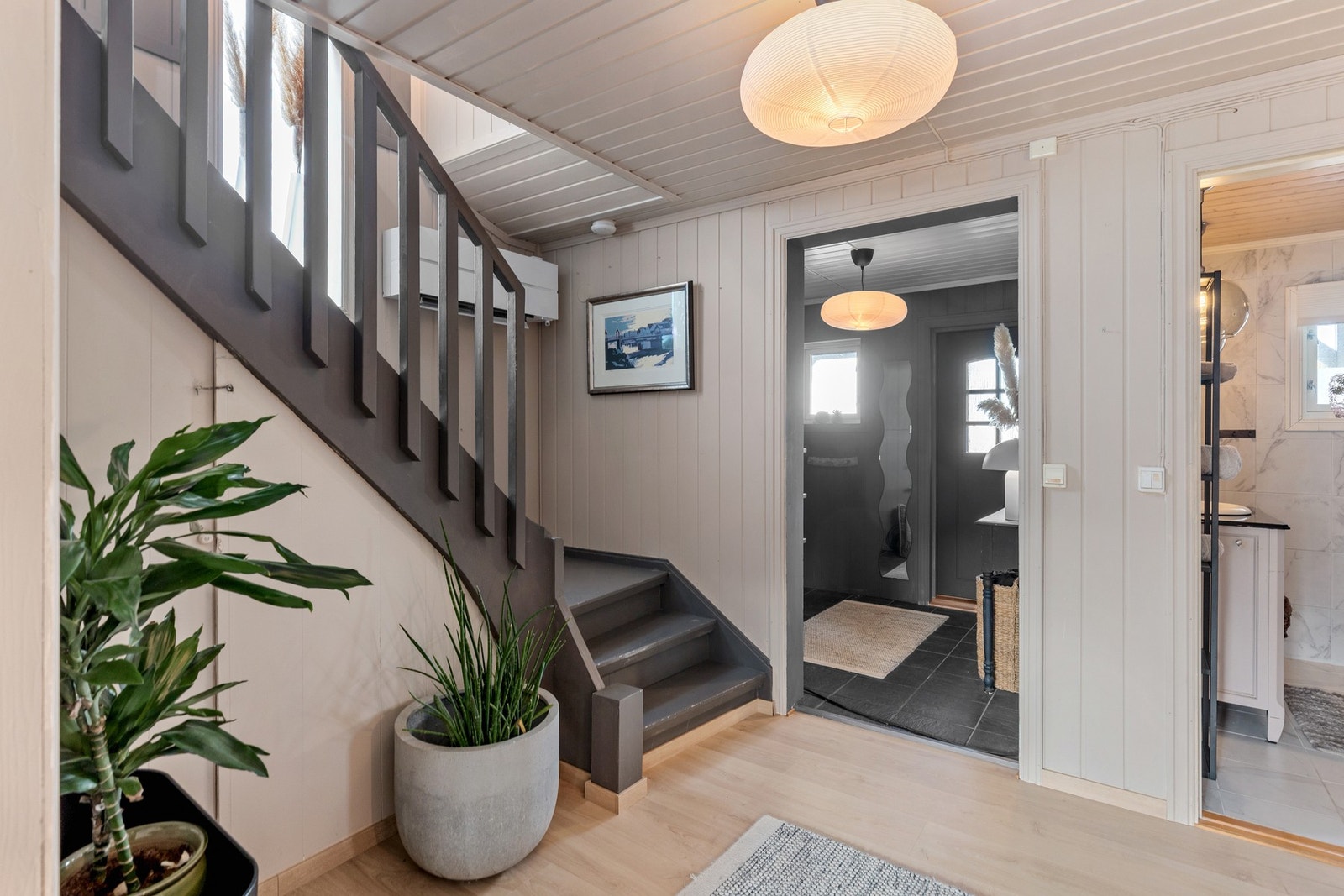 I gangen har du blant annet en trapp opp til loft, inngang til bad og stue. Varmepumpe som varmekilde i trappeoppgangen. Galleribilde