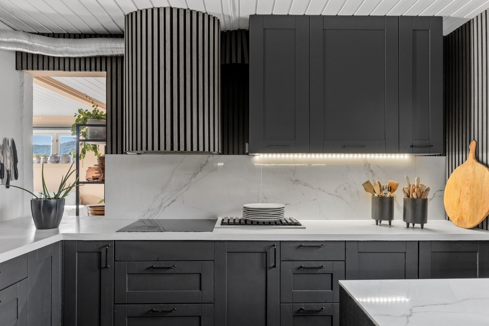 Innredning med mekanisk avtrekksvifte over stekesonen. Galleribilde