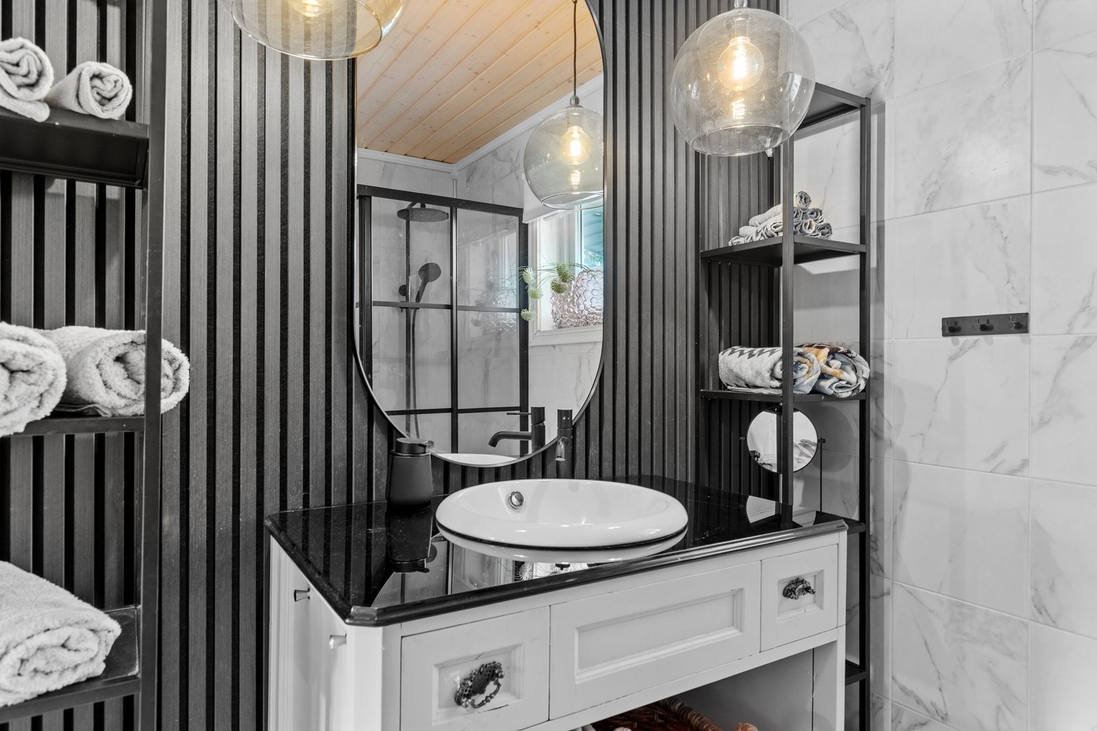 Badet er utstyrt med mekanisk avtrekk, servant, servantskap, wc og dusjhjørne. Galleribilde