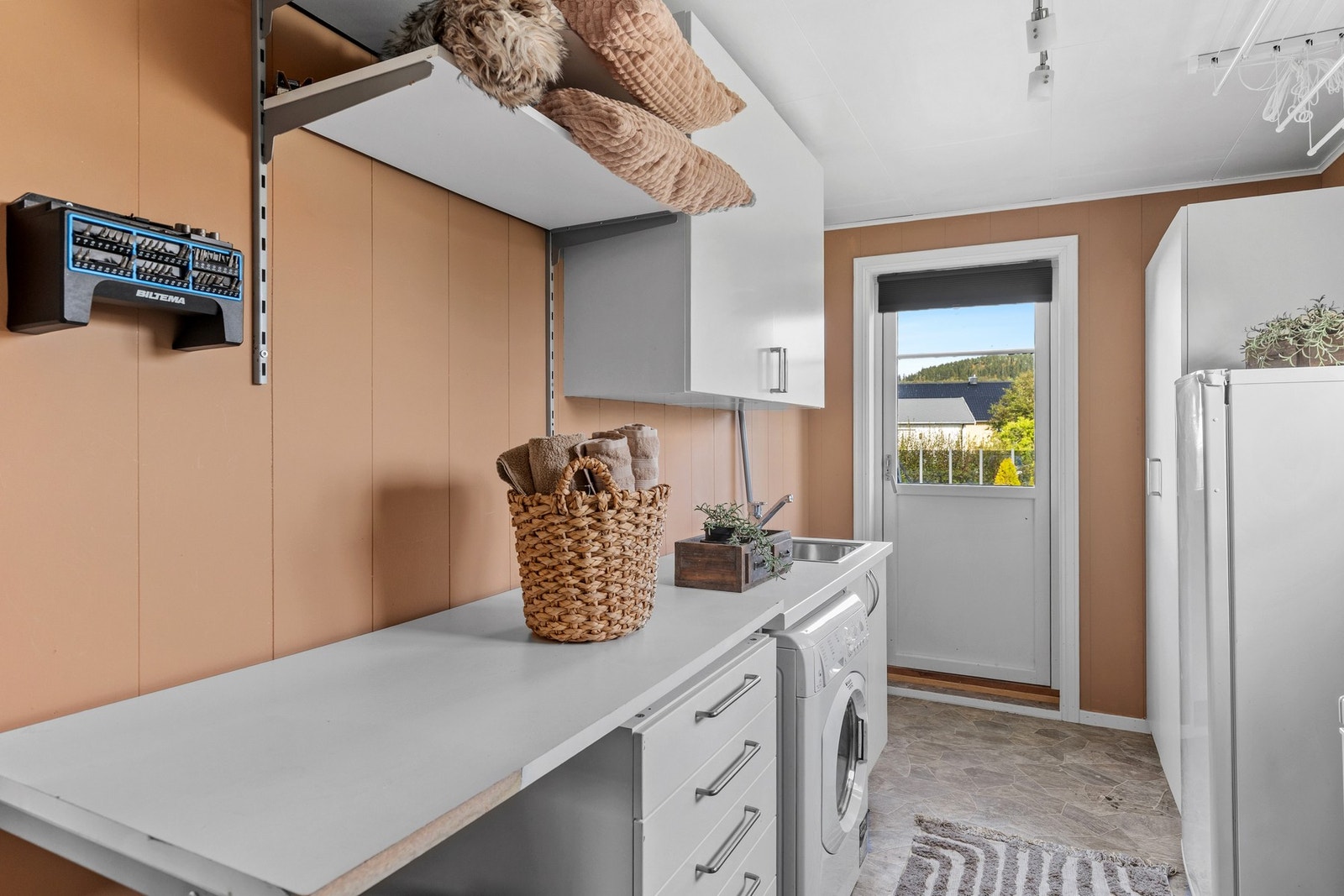 Praktisk vaskerom på 9,5 kvm med opplegg for vaskemaskin, naturlig avtrekk og skyllekum. Galleribilde