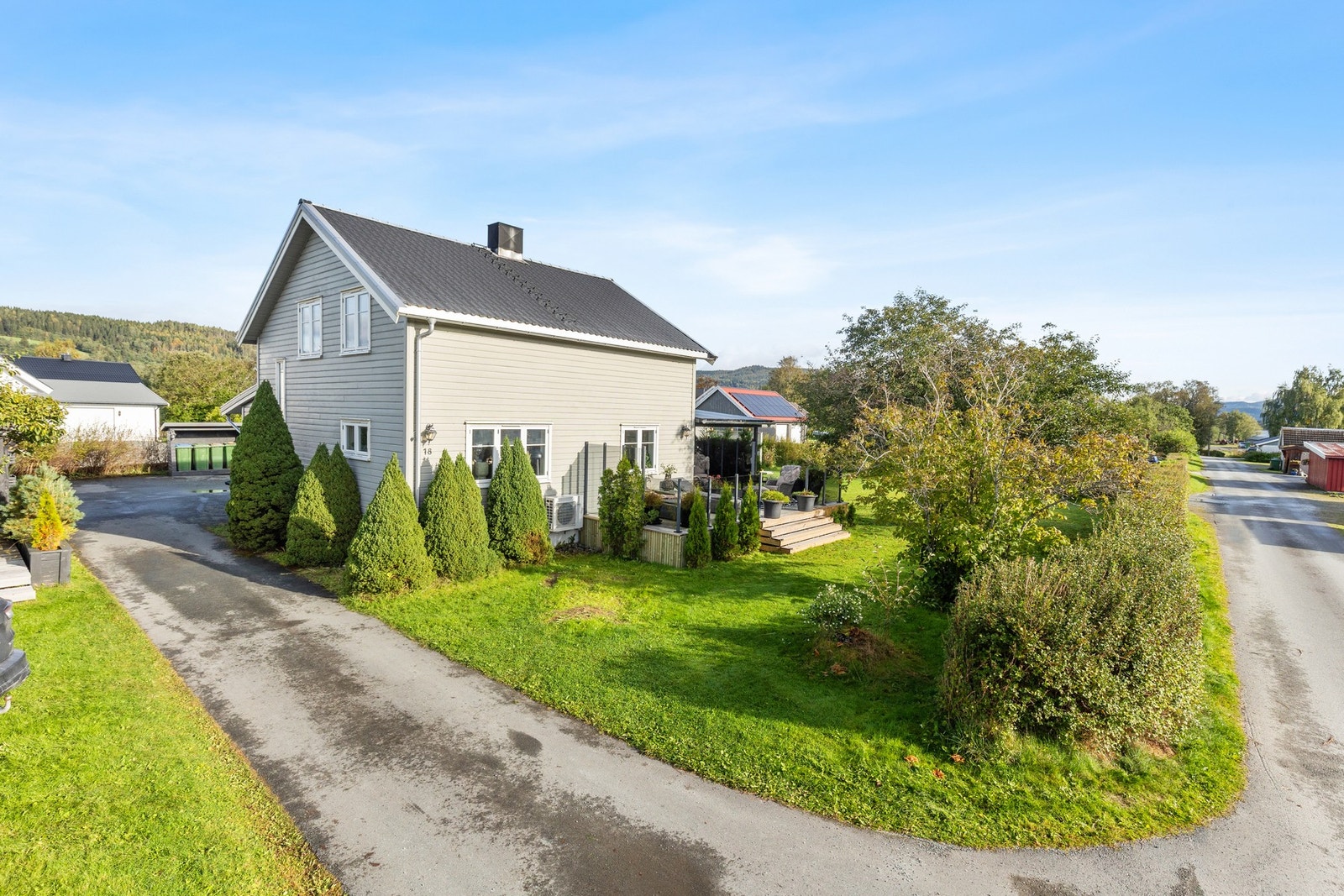 Eiendomsmegler 1 ved Lise Alstad har den glede å presentere Elvevegen 18. Galleribilde