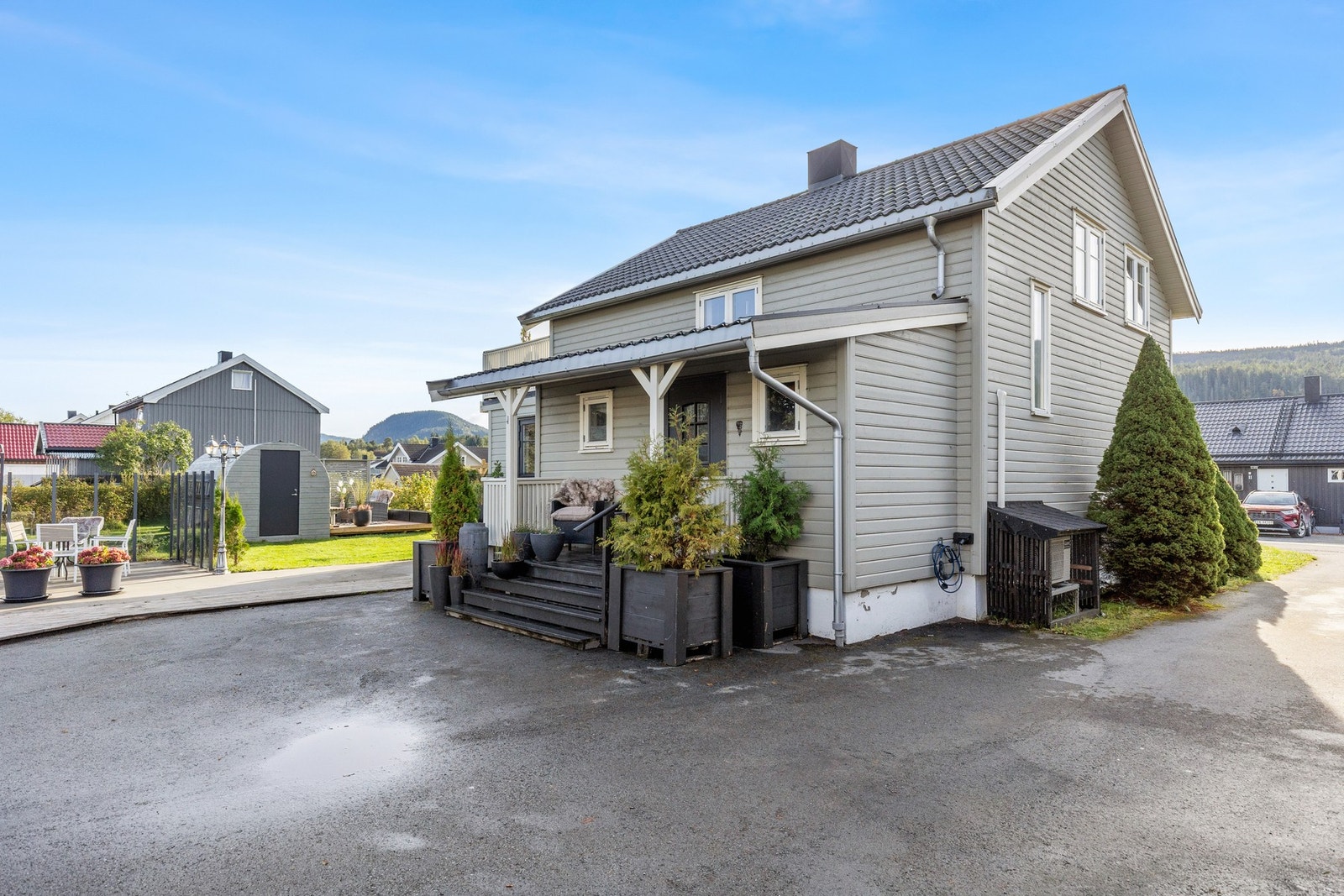 På tomten har du gode parkeringsmuligheter. Galleribilde