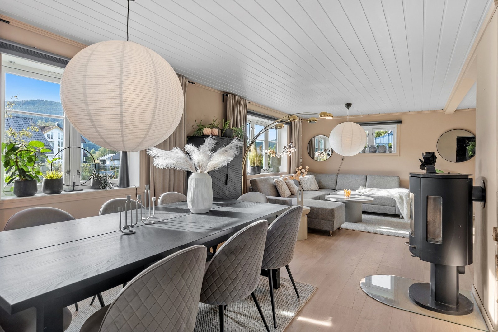 Peis i stue som skaper en lun atmosfære i rommet. Galleribilde