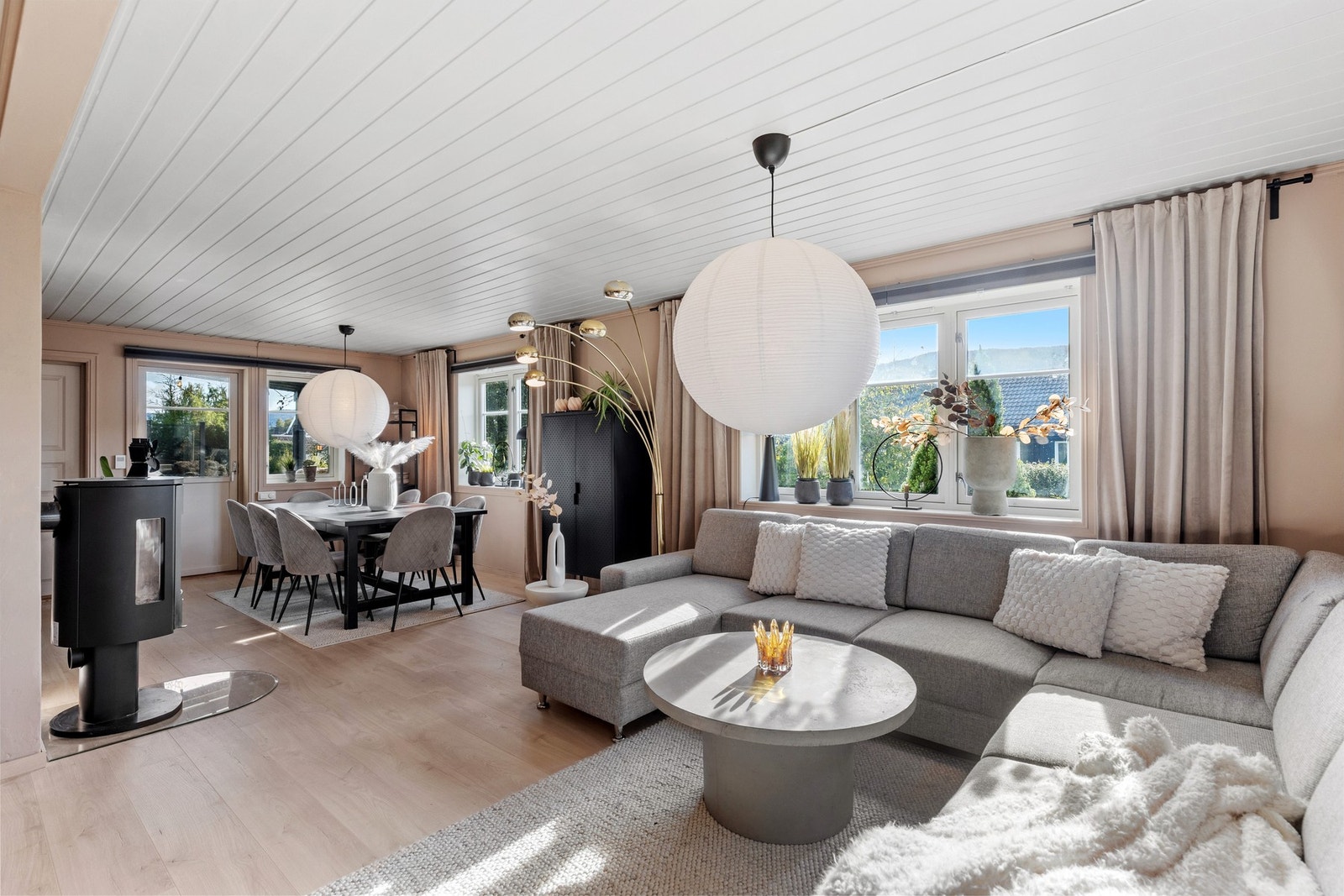 Her er det god plass til å innrede med en stor sittegruppe. Galleribilde