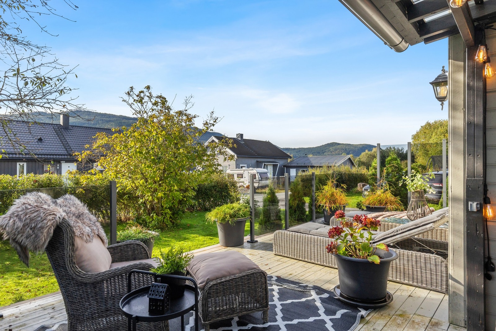 Familievennlig boområde med kun 8 minutters gange til fotballbane og busstopp. Lekeplass med gapahuk like ved boligen. Galleribilde