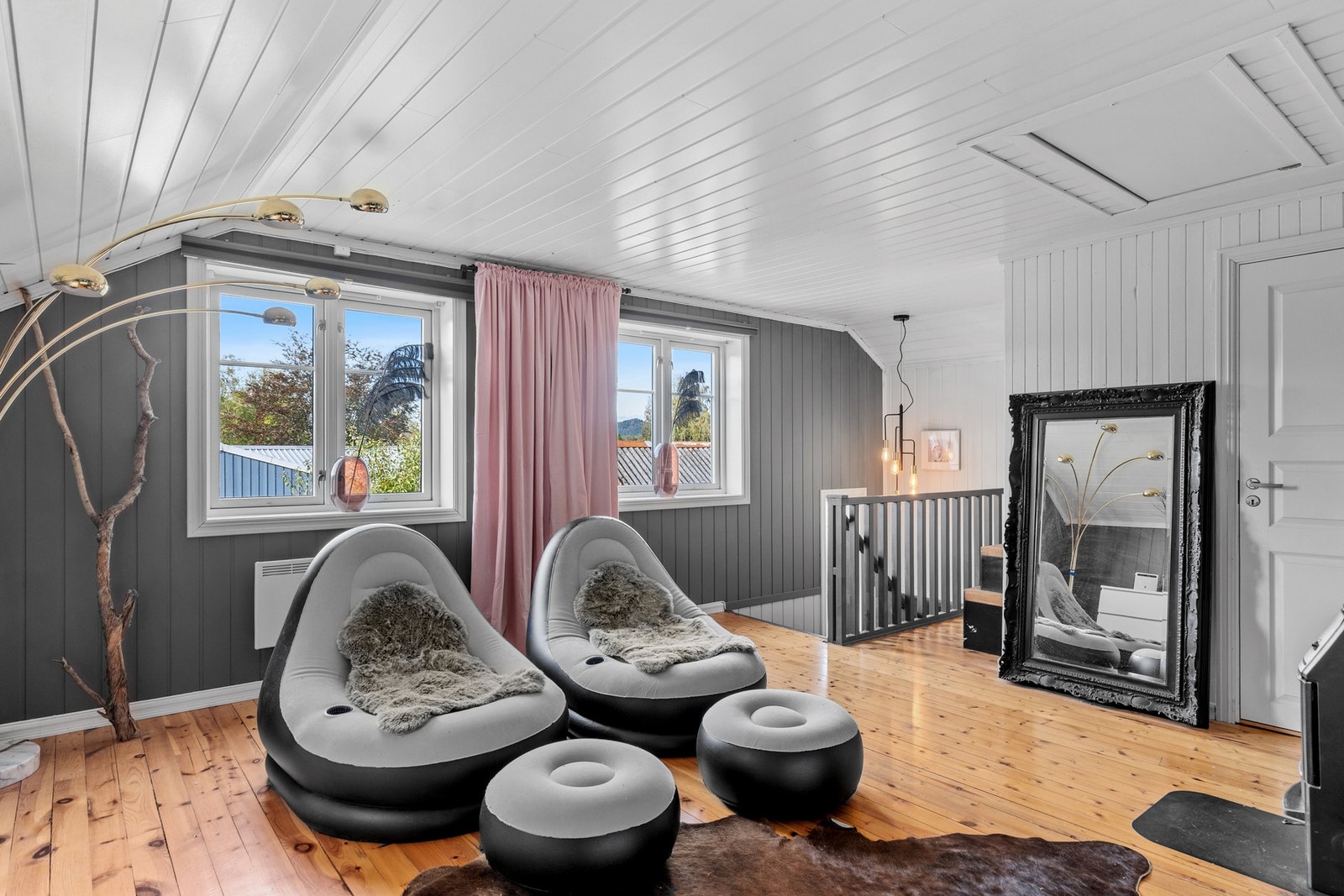 Rommets planløsning gir deg mulighet til å innrede loftstue med en sittegruppe. Galleribilde