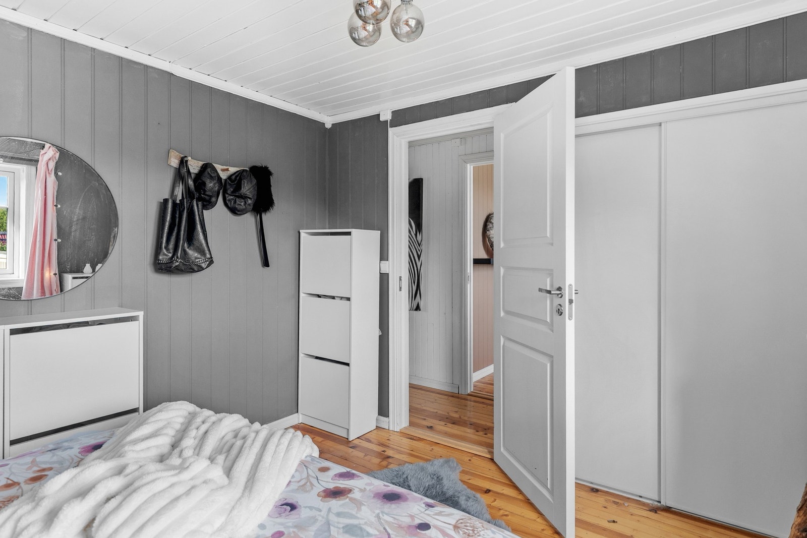 Soverom med skyvedørs garderobe. Galleribilde