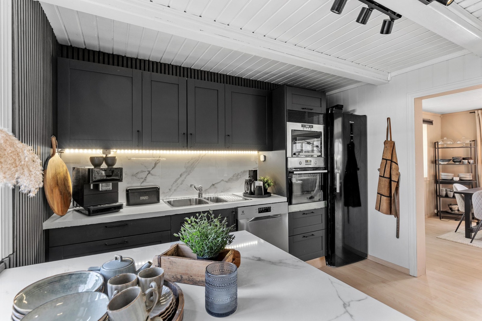 Det er integrert oppvaskmaskin, platetopp, stekovn og mikroovn. Galleribilde