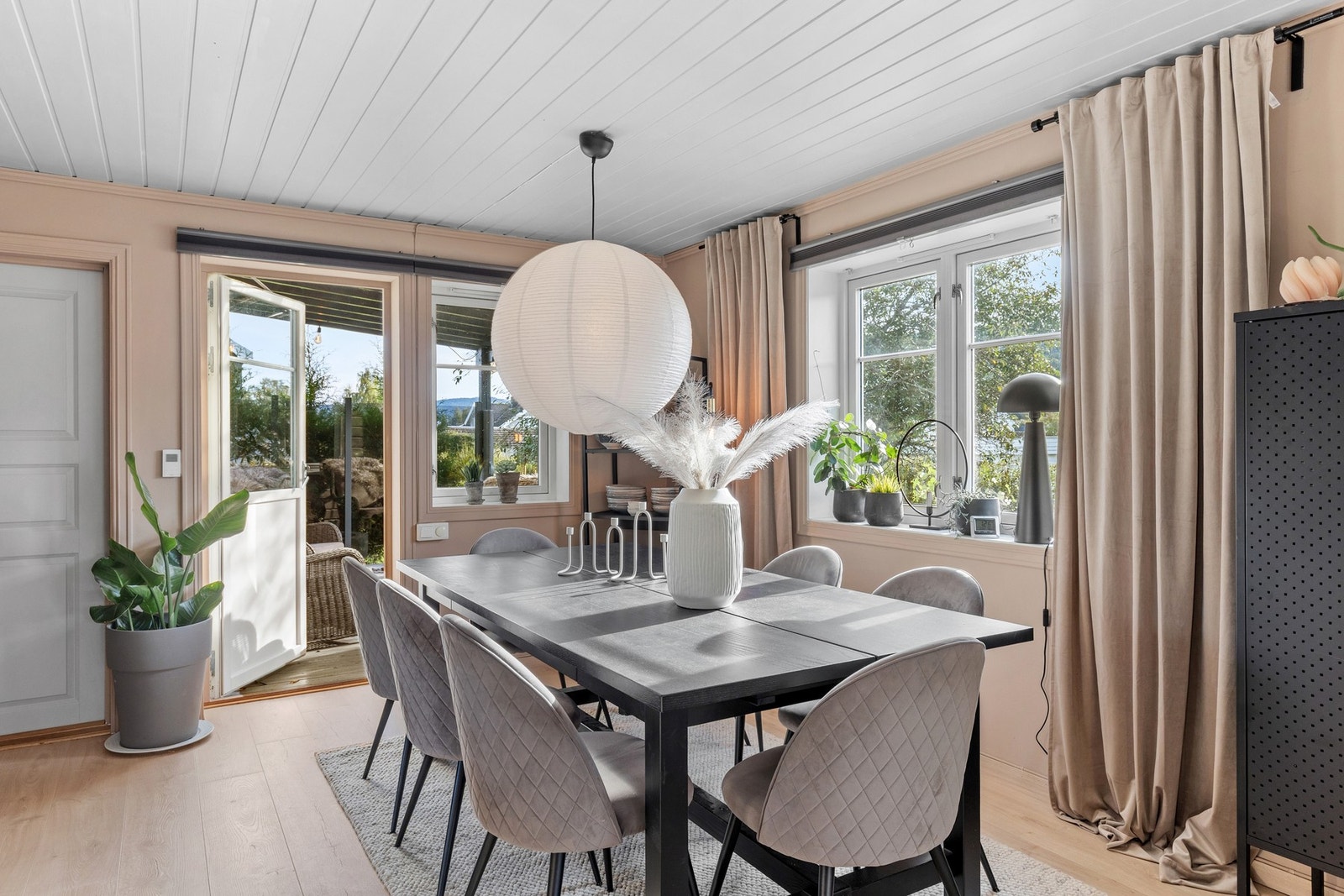 Egen utgang til terrasse fra stue. Galleribilde