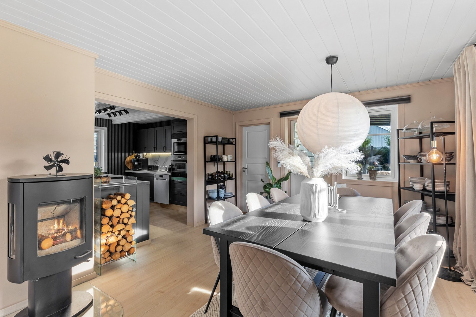 Naturlig overgang fra stue til kjøkken. Galleribilde