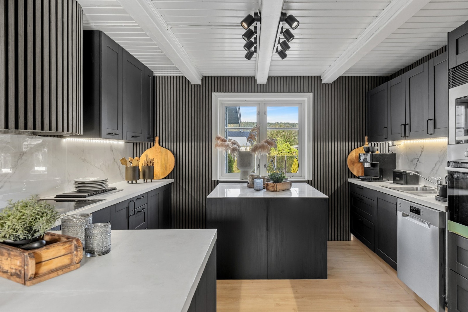 Stilren kjøkkeninnredning i moderne utførelse. Kjøkkenet er på 11,5 kvm. Galleribilde