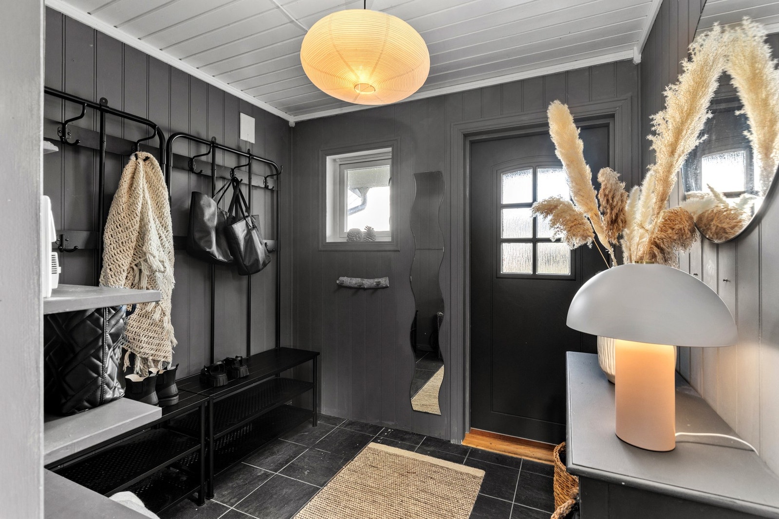 Entre med gode muligheter for oppbevaring av yttertøy. Gulvvarme. Galleribilde