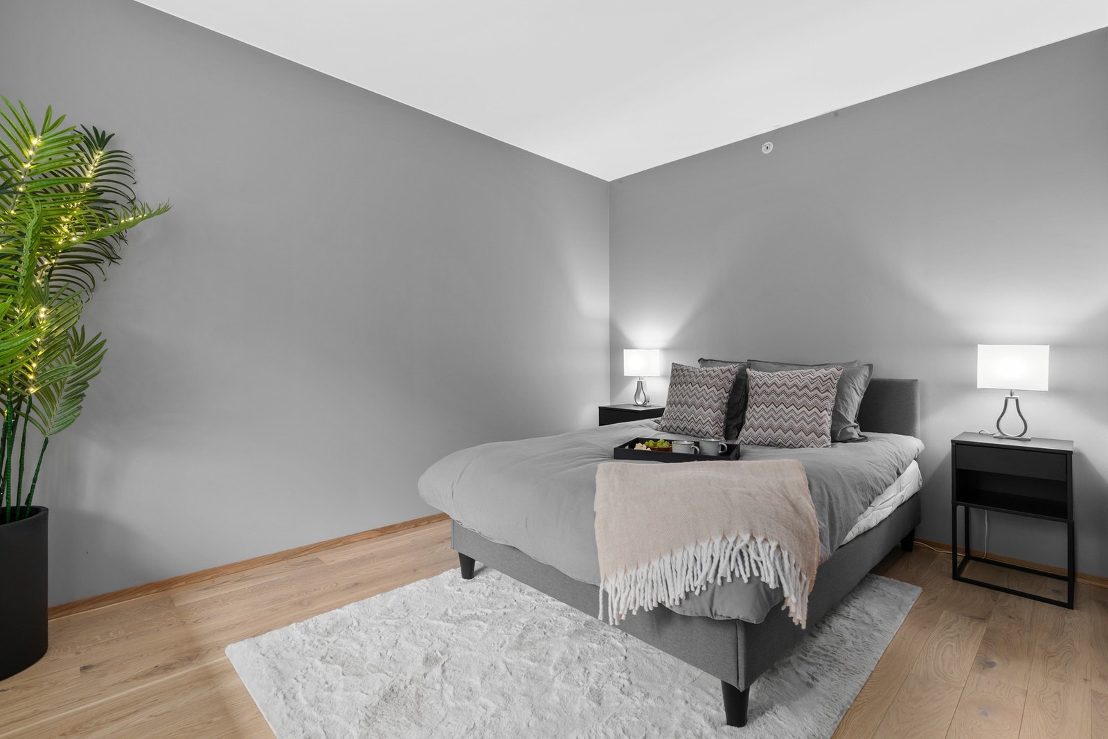 Romslig soverom med 1-stavs parkett på gulv og gulvvarme Galleribilde