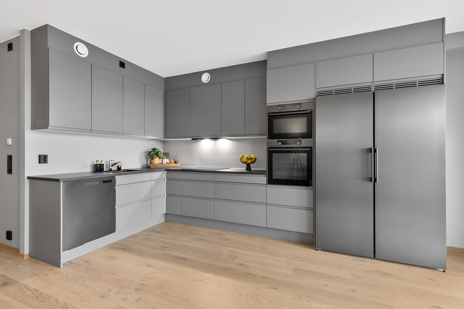 Stilrent kjøkken fra HTH med slette fronter Galleribilde