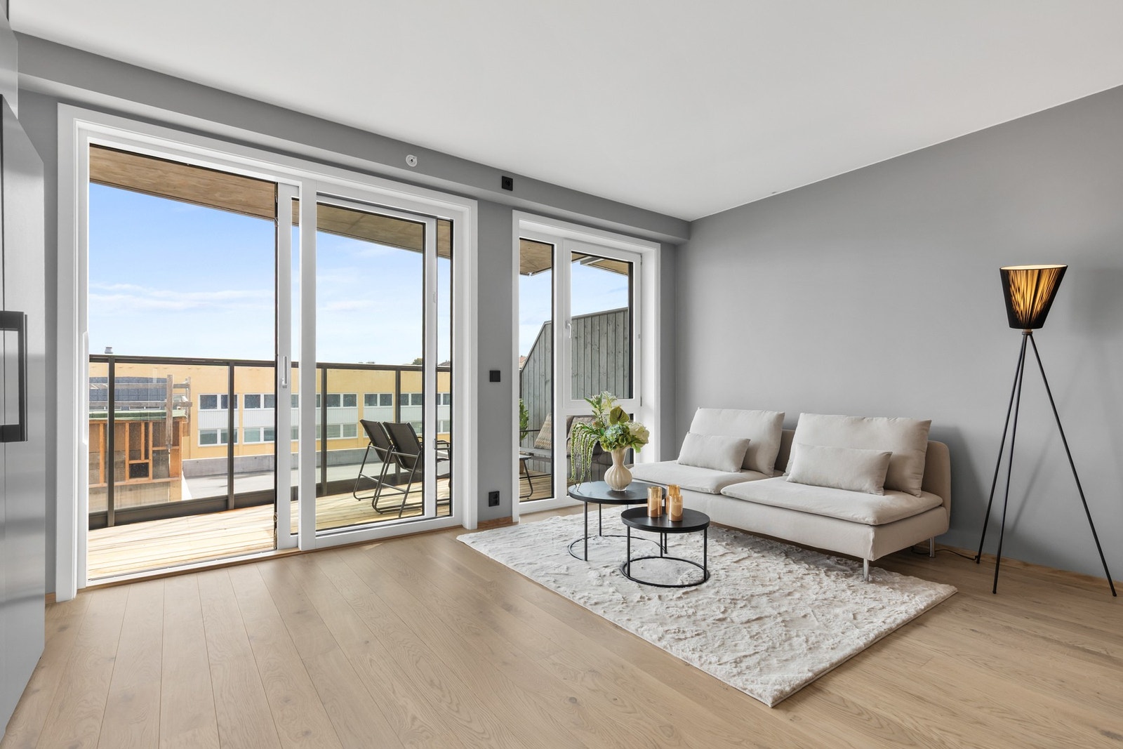 Fra stuen er det dirkete utgang til en koselig balkong med fin utsikt Galleribilde