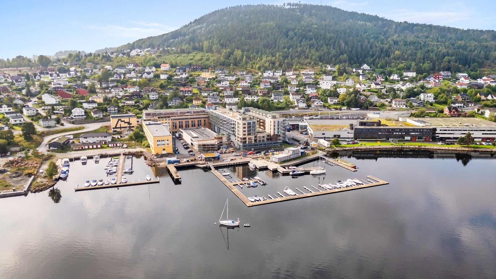 I bakkant av leiligheten ligger marka med flotte turstier og lysløyper Galleribilde