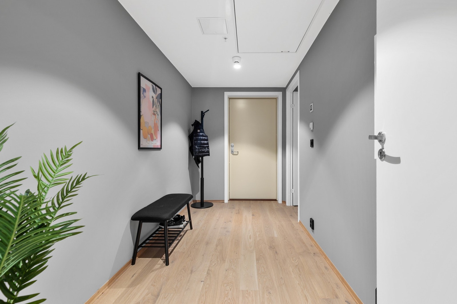 Entré med 1-stavs parkett på gulv og vannbåren gulvvarme. Det er god plass til å montere garderobeskap om ønskelig. Galleribilde