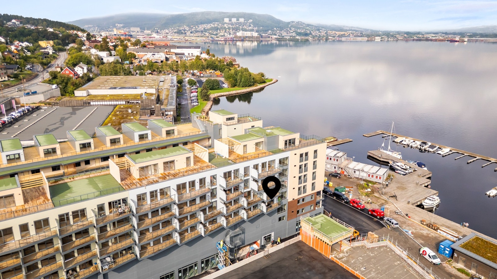 Fra leiligheten er det kort vei til bussholdeplass, brygge, badestrand og marka Galleribilde