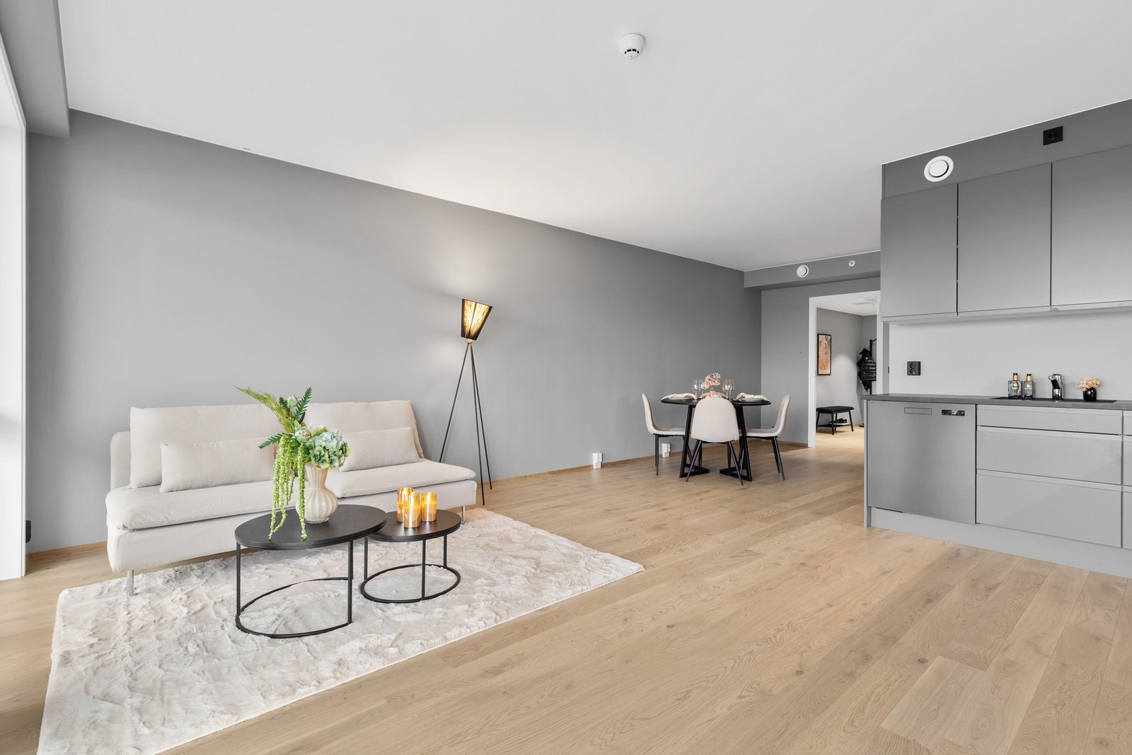 I stuen er det god plass til både sofa og spisebord Galleribilde