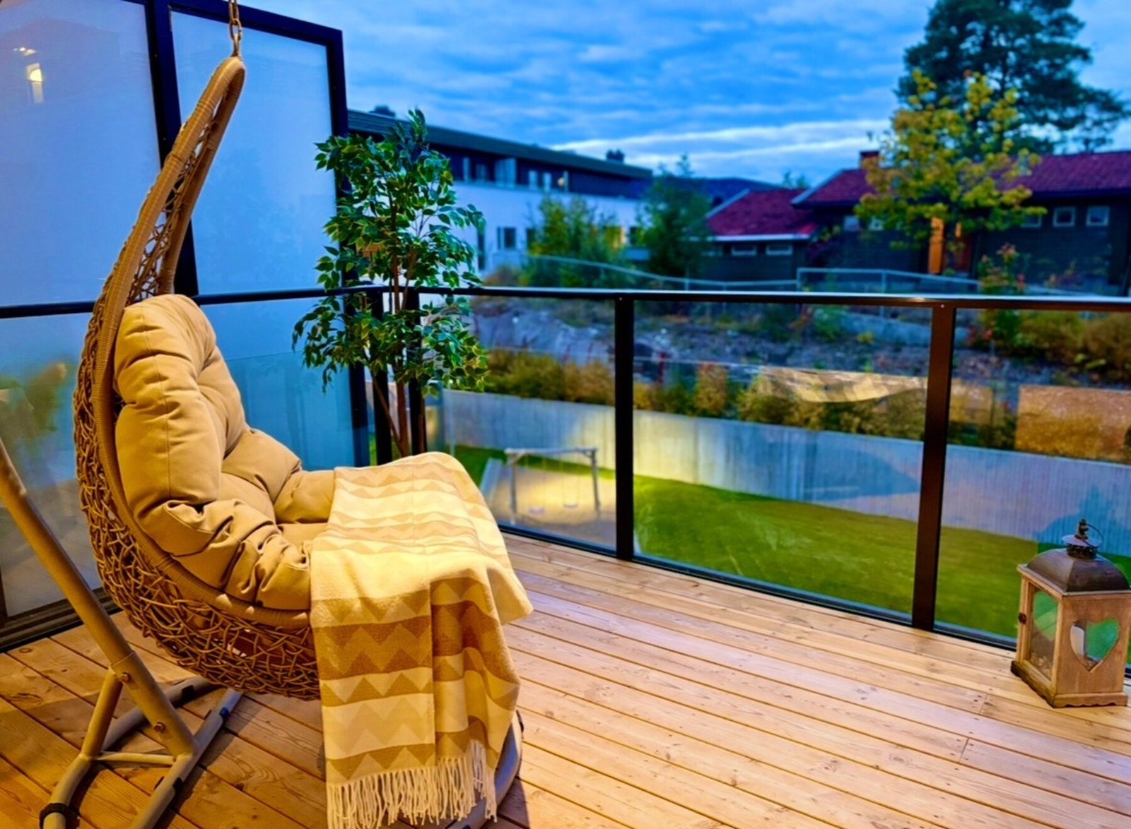 Stemningsbilde tatt av selger - Hyggelig utsikt fra balkong med gode solforhold Galleribilde