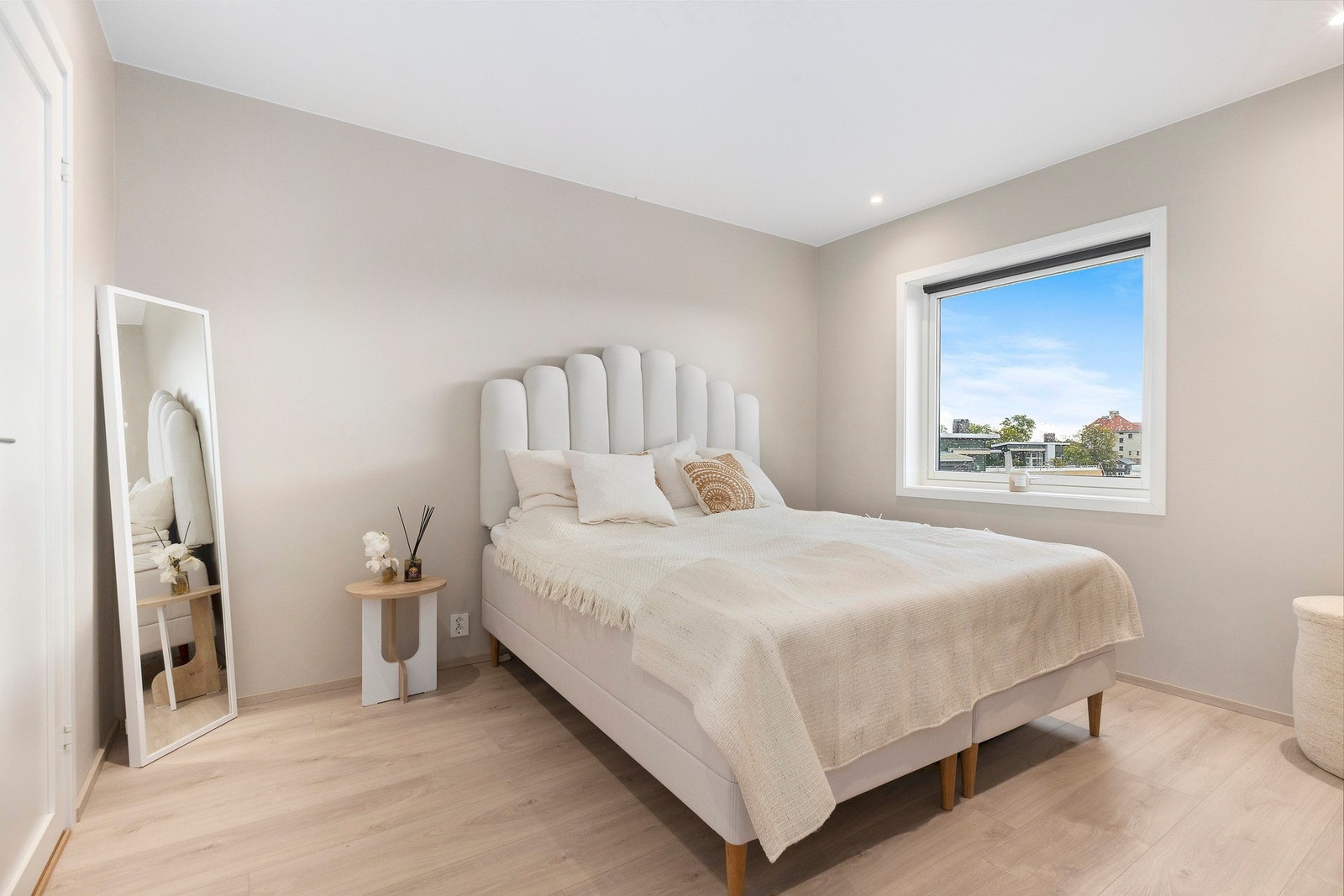 Hovedsoverom med god plass til dobbeltseng, nattbord og garderobeskap. Galleribilde