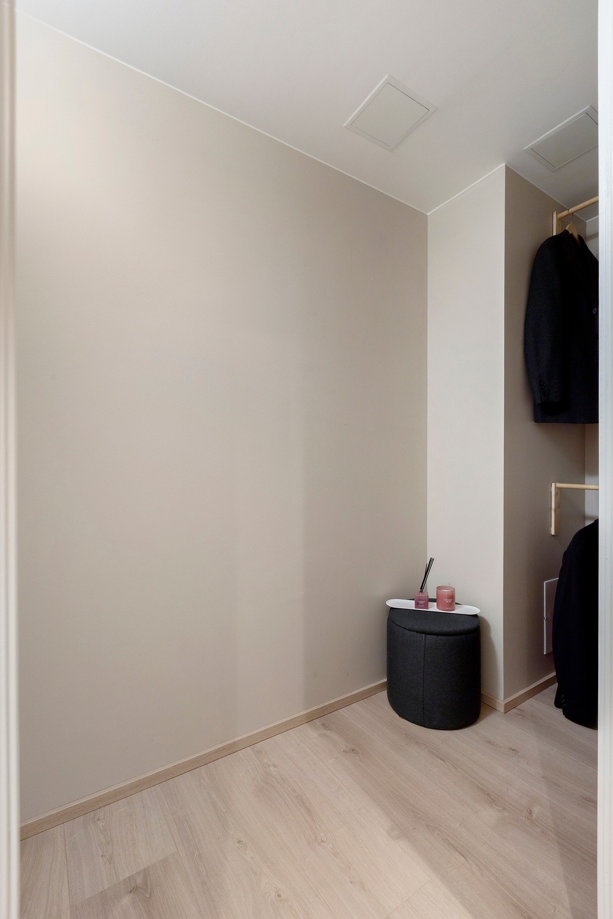 Romslig garderoberom eller praktisk bod Galleribilde