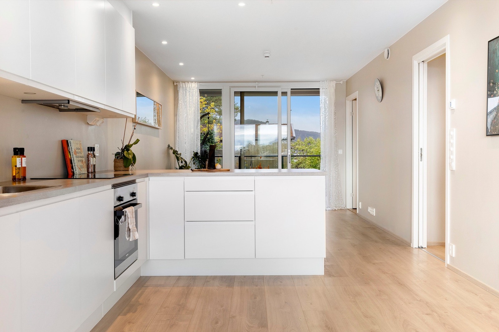 Tidsriktig og velutstyrt kjøkken fra HTH med integrerte hvitevarer. Galleribilde