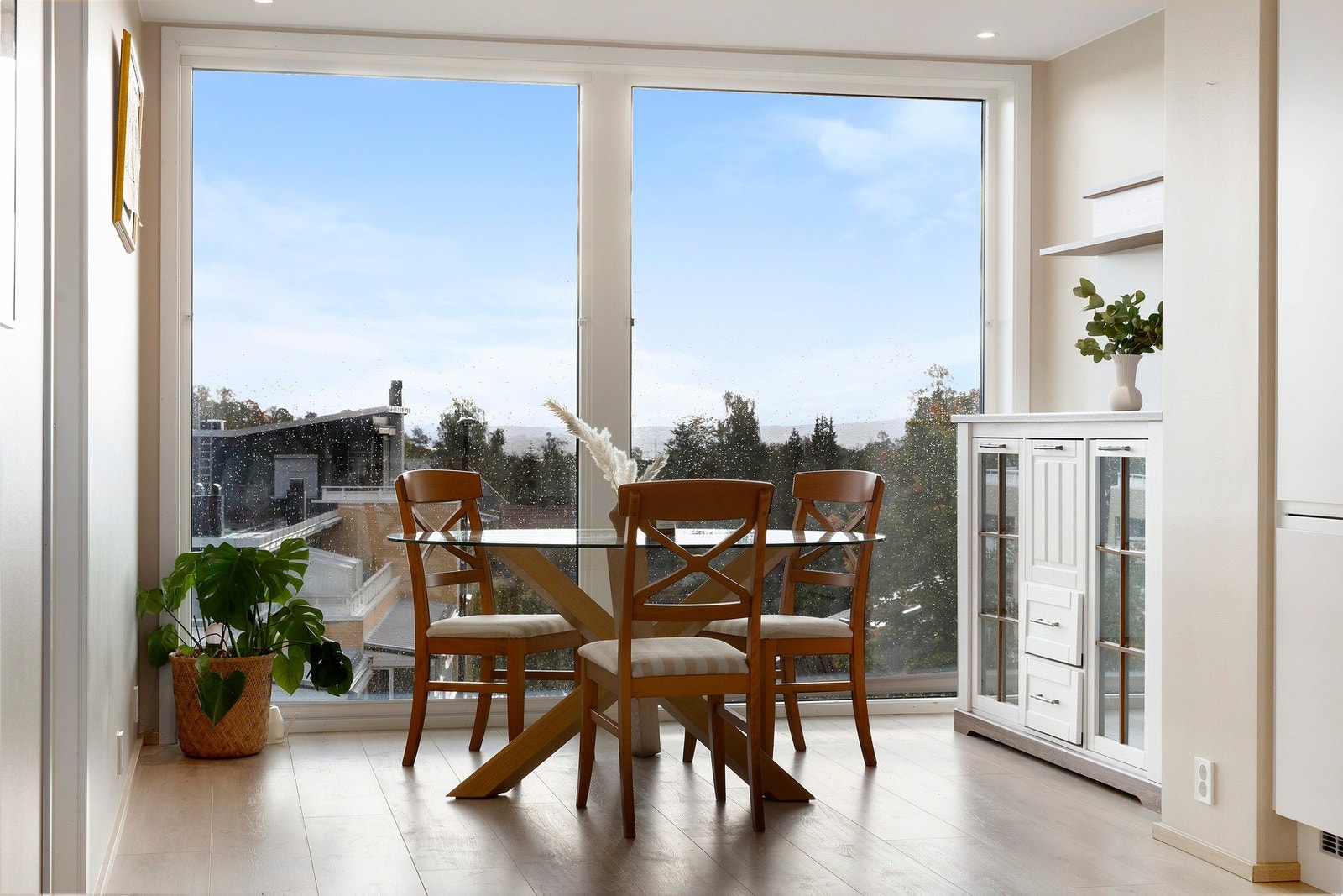 Store panoramavinduer rammer inn utsikten og er med på å skape en herlig atmosfære. Galleribilde