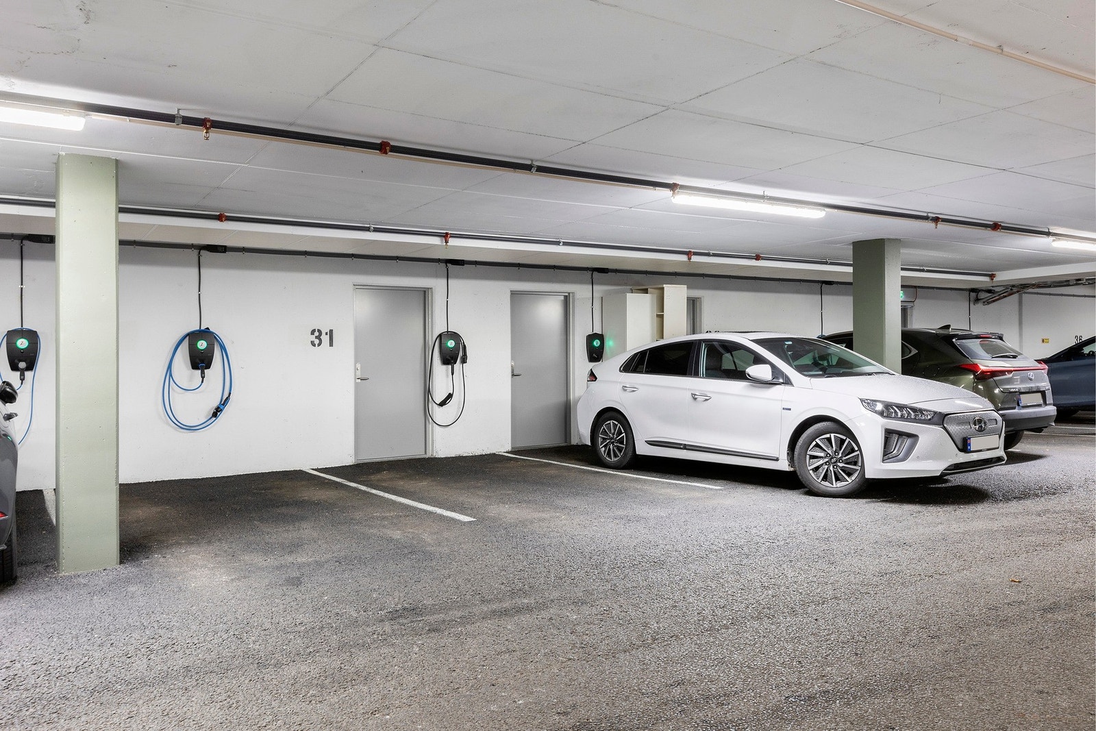 Egen parkeringsplass med el-bil lader og bod i bakkant. Galleribilde