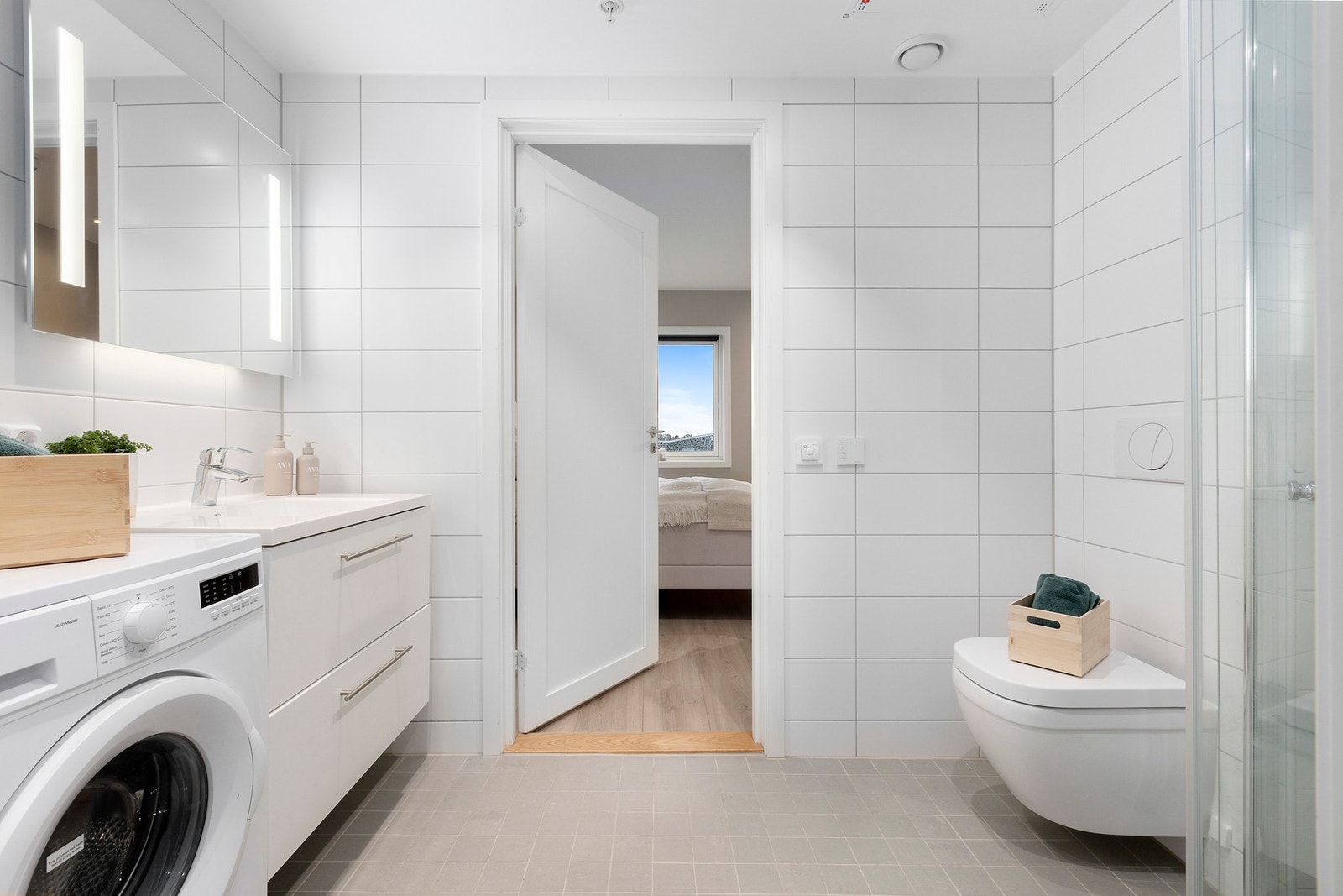 Delikat baderom med praktisk adkomst fra både entreen og hovedsoverommet. Galleribilde