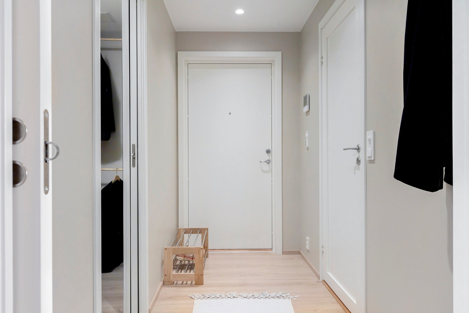 Hyggelig entré med tilgang til praktisk garderoberom. Galleribilde