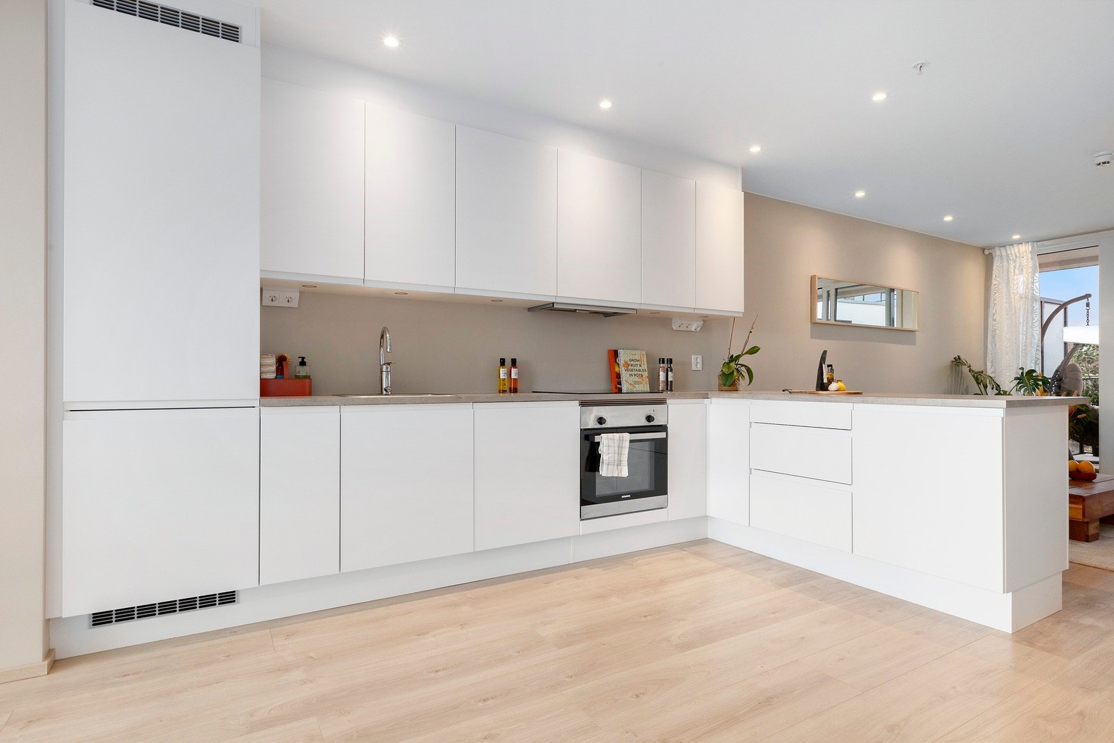 Rikelig med lagringsplass i romslige og takoppforede skap- og skuffeseksjoner, utstyrt med soft close. Galleribilde