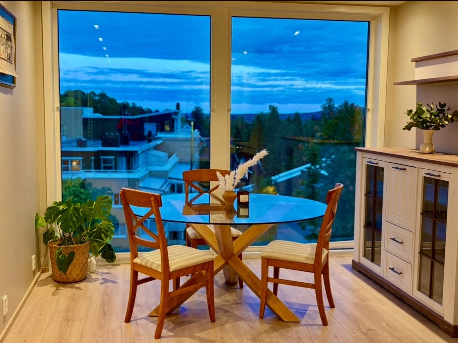 Stemningsbilde fra selger - Store panoramavinduer rammer inn utsikten og er med på å skape en herlig atmosfære. Galleribilde