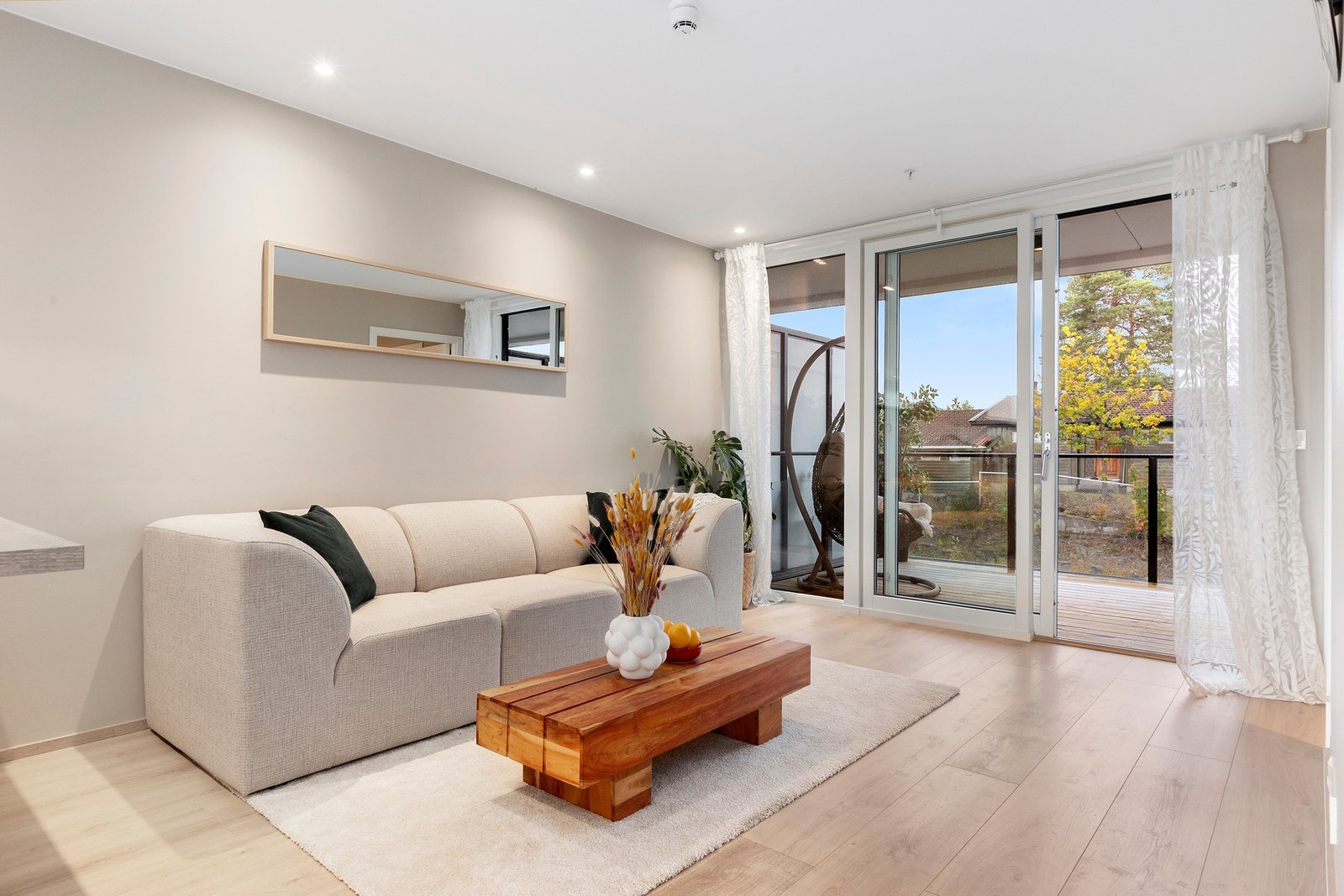 Parkett fra Parador med vannbåren gulvvarme og rikelig med belysning i form av velplasserte downlights fra Gyro. Galleribilde