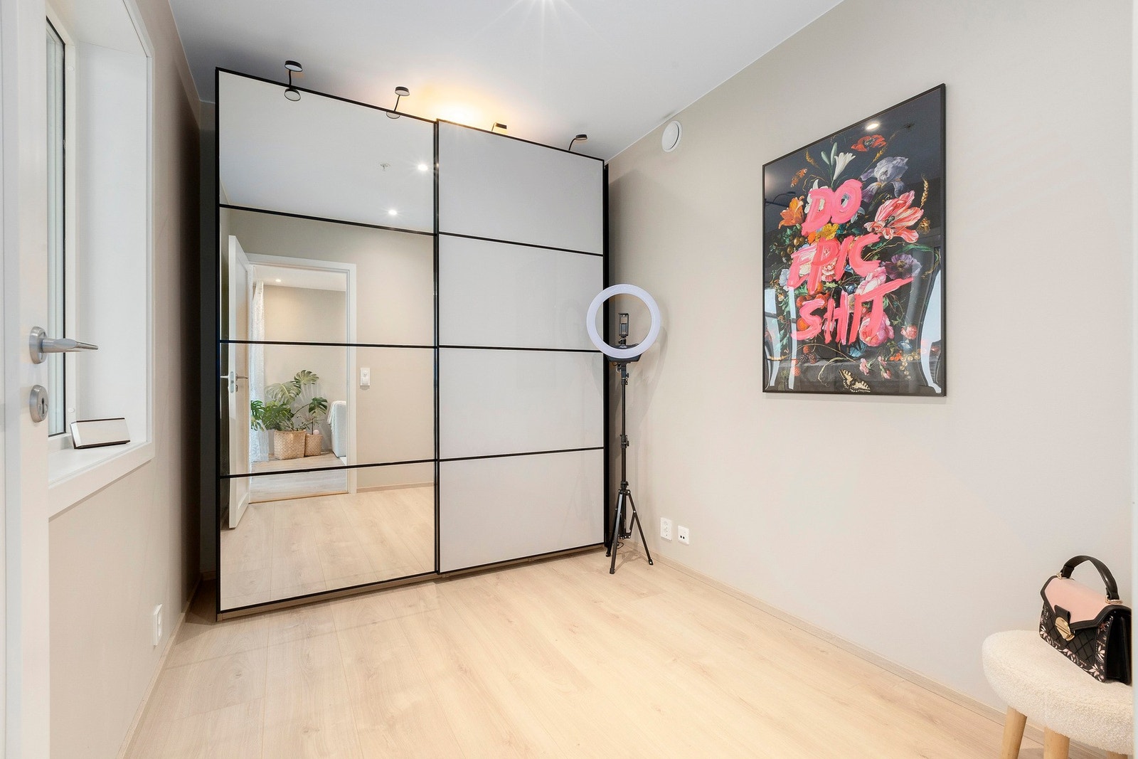 Soverom 2 med god plass til seng og garderobe Galleribilde