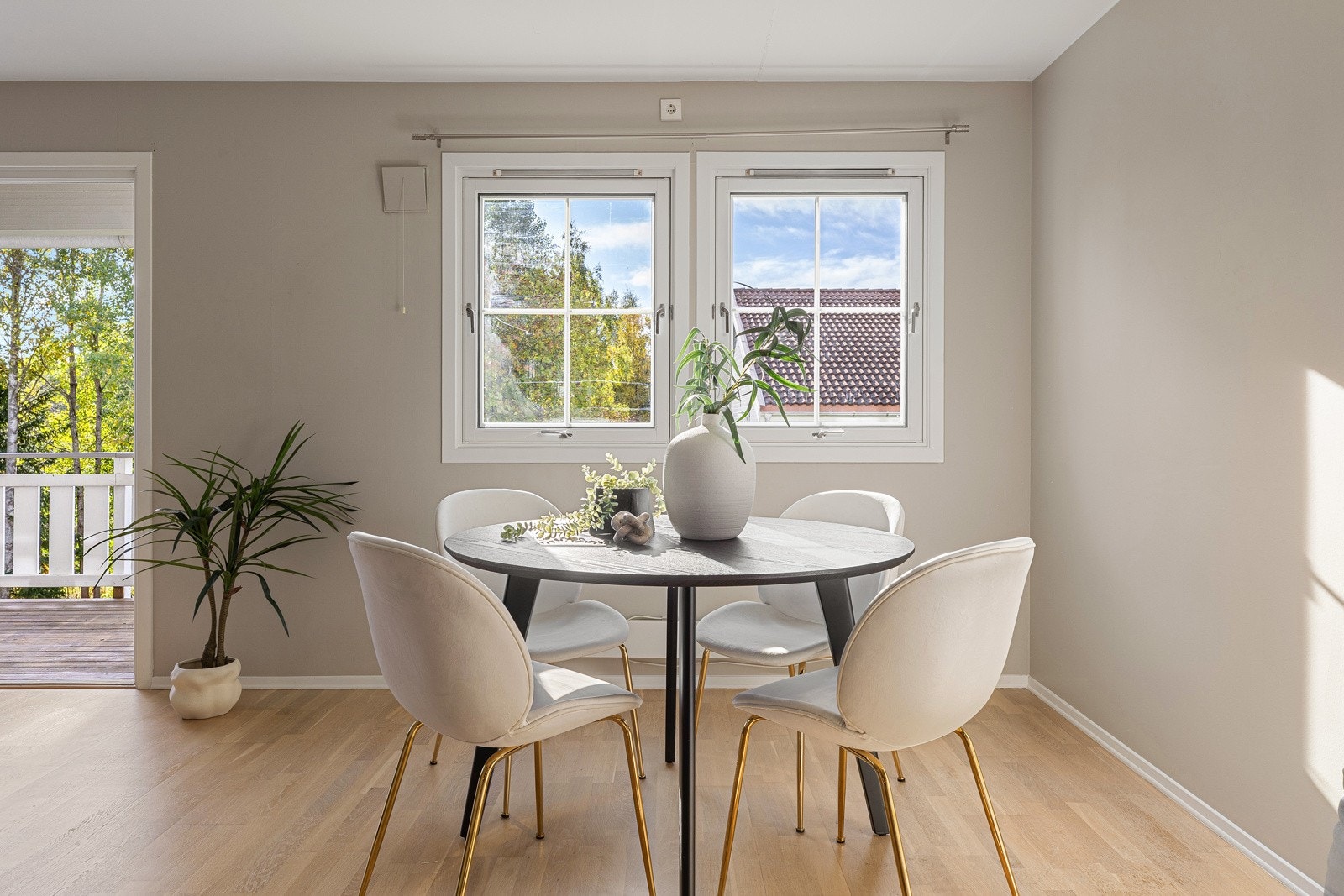 Spiseplass ved kjøkken Galleribilde