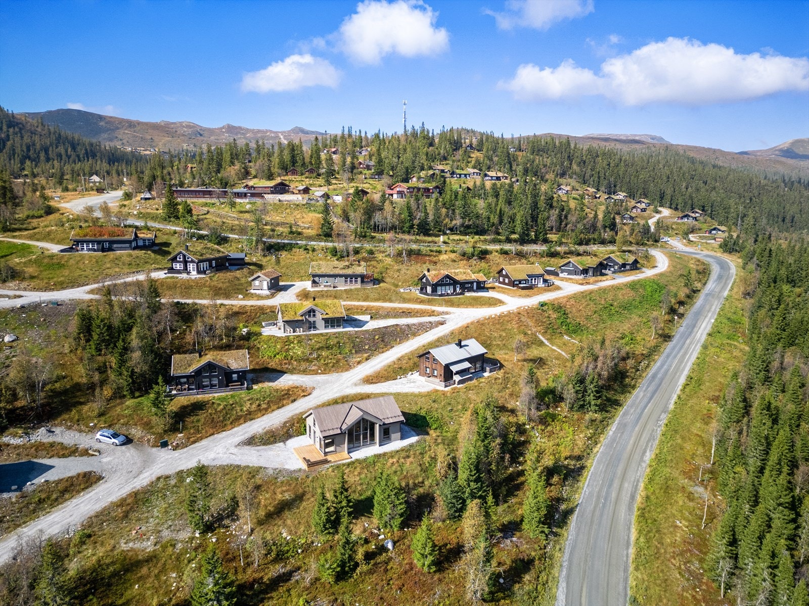 Hyttens beliggenhet sørger for gode solforhold fra morgen til kveld, noe som gjør det enkelt å nyte tiden utendørs, enten du slapper av på terrassen, tar en rolig piknik i lyngen eller nyter en middag utendørs etter en dag med aktiviteter. Galleribilde