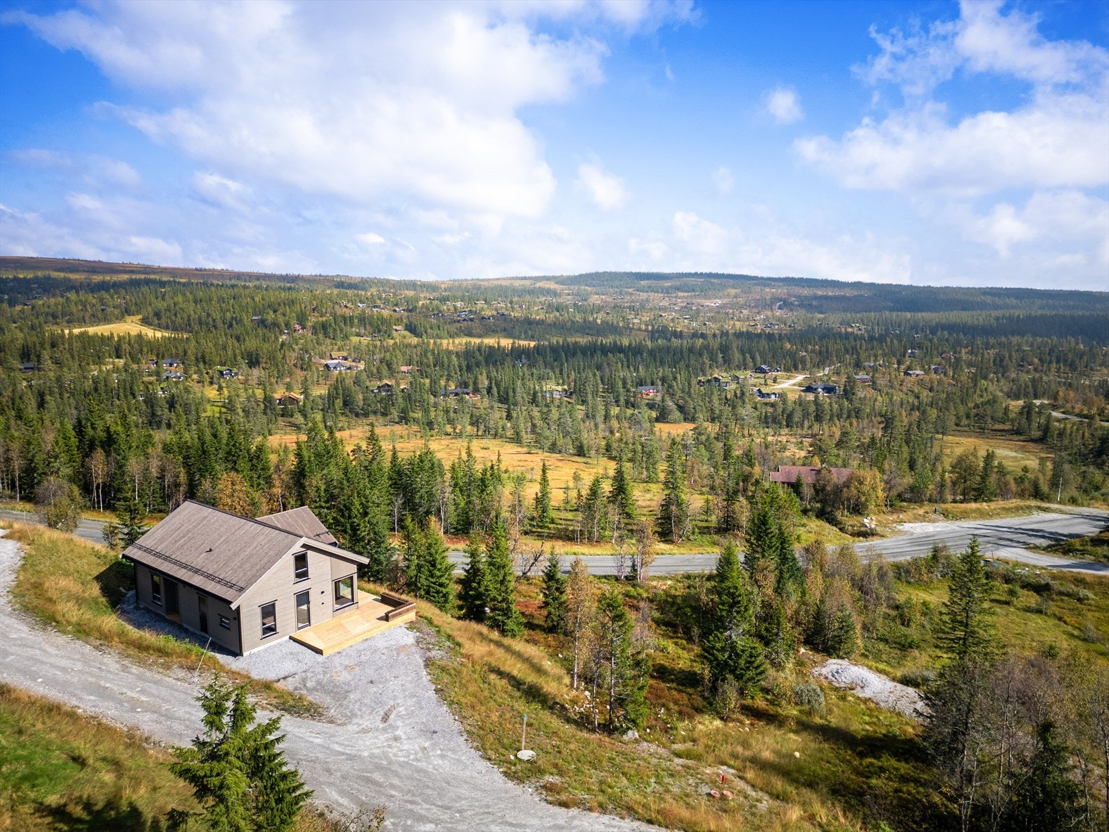 Moderne hytte med gode sol - og utsiktsforhold. Galleribilde