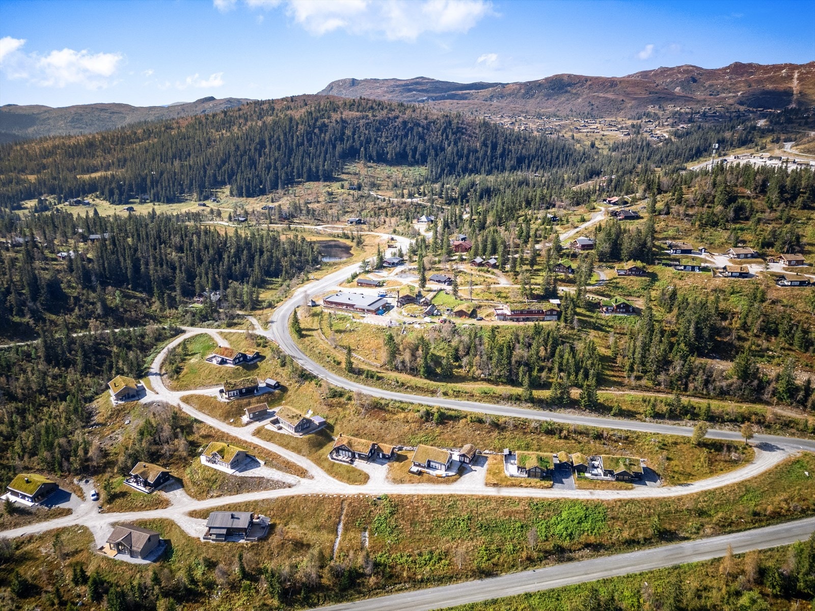 Om sommeren kan du utforske de mange merkede stiene som slynger seg gjennom skog og fjell, enten du foretrekker korte turer eller lengre fjellvandringer. Galleribilde